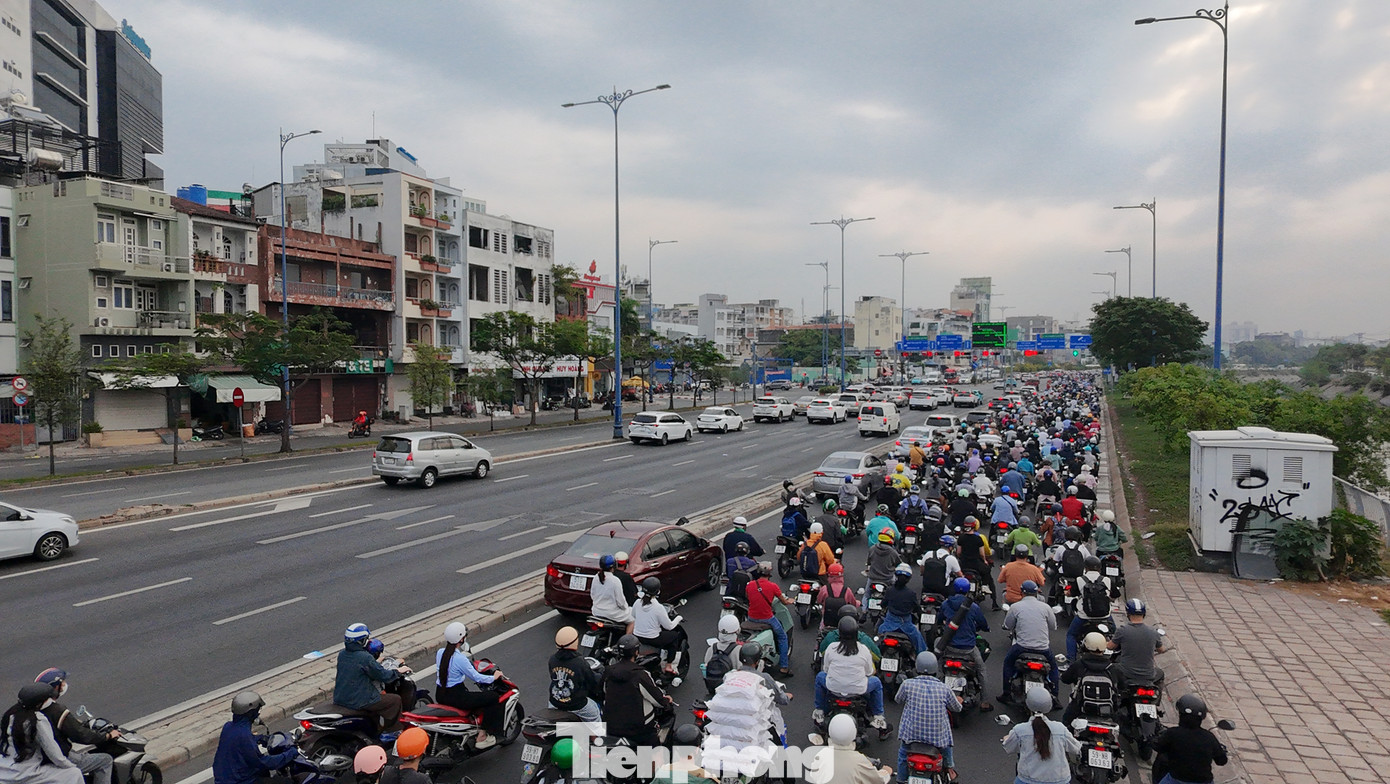 Phương tiện chen chúc di chuyển qua đoạn đường Võ Văn Kiệt (từ cầu Chà Và đến nút giao Võ Văn Kiệt - Hải Thượng Lãn Ông, quận 5). Phương tiện chen chúc di chuyển qua đoạn đường Võ Văn Kiệt (từ cầu Chà Và đến nút giao Võ Văn Kiệt - Hải Thượng Lãn Ông, quận 5).