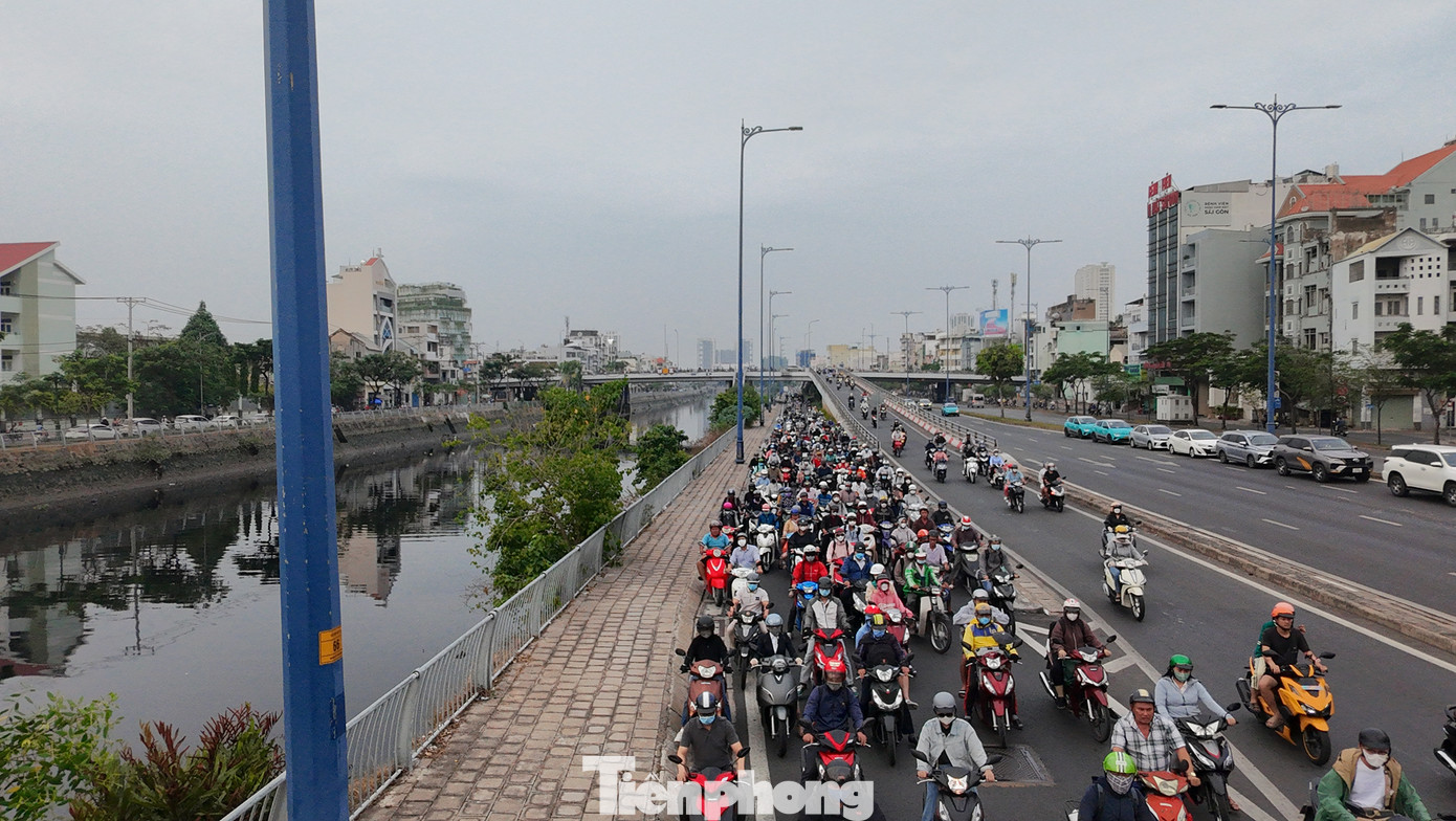 Theo ghi nhận của PV, từ sáng 8/4, tại các trục đường huyết mạch ở TPHCM như: Võ Văn Kiệt, Trường Chinh, Cộng Hòa,... lượng phương tiện tăng đột biến. Hình ảnh ghi nhận tại đường Võ Văn Kiệt (hướng từ quận 5 đi quận 1) lúc gần 8 giờ sáng. Theo ghi nhận của PV, từ sáng 8/4, tại các trục đường huyết mạch ở TPHCM như: Võ Văn Kiệt, Trường Chinh, Cộng Hòa,... lượng phương tiện tăng đột biến. Hình ảnh ghi nhận tại đường Võ Văn Kiệt (hướng từ quận 5 đi quận 1) lúc gần 8 giờ sáng.