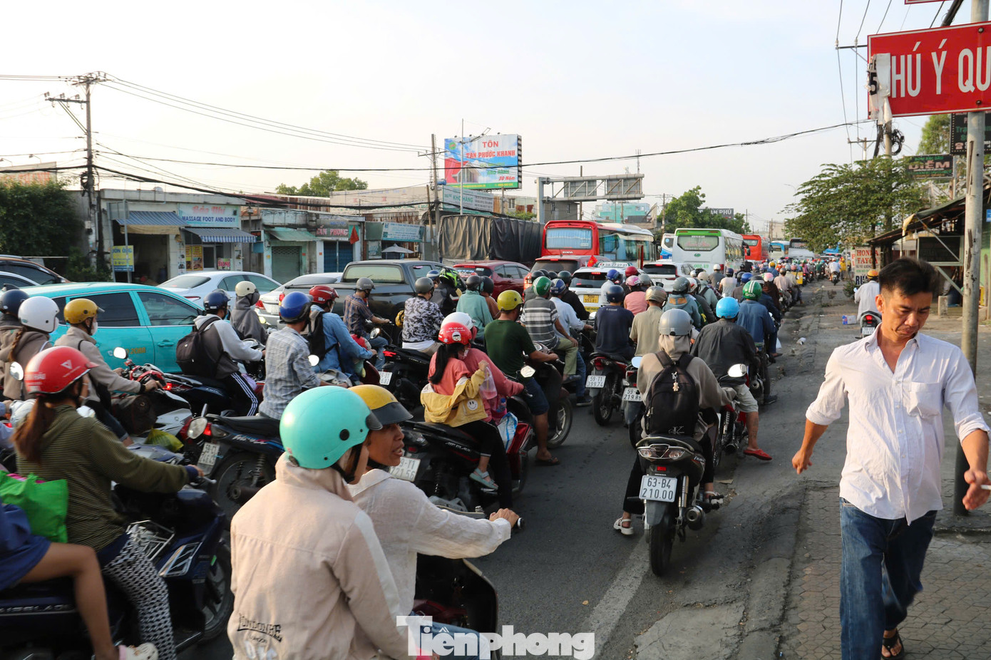 Trên đường Lê Khả Phiêu (khu vực từ cầu vượt nút giao Bình Thuận đến nút giao với đường Nguyễn Hữu Trí, huyện Bình Chánh) đôi lúc xảy ra hiện tượng ùn ứ cục bộ. Ảnh: CTV Trên đường Lê Khả Phiêu (khu vực từ cầu vượt nút giao Bình Thuận đến nút giao với đường Nguyễn Hữu Trí, huyện Bình Chánh) đôi lúc xảy ra hiện tượng ùn ứ cục bộ. Ảnh: CTV