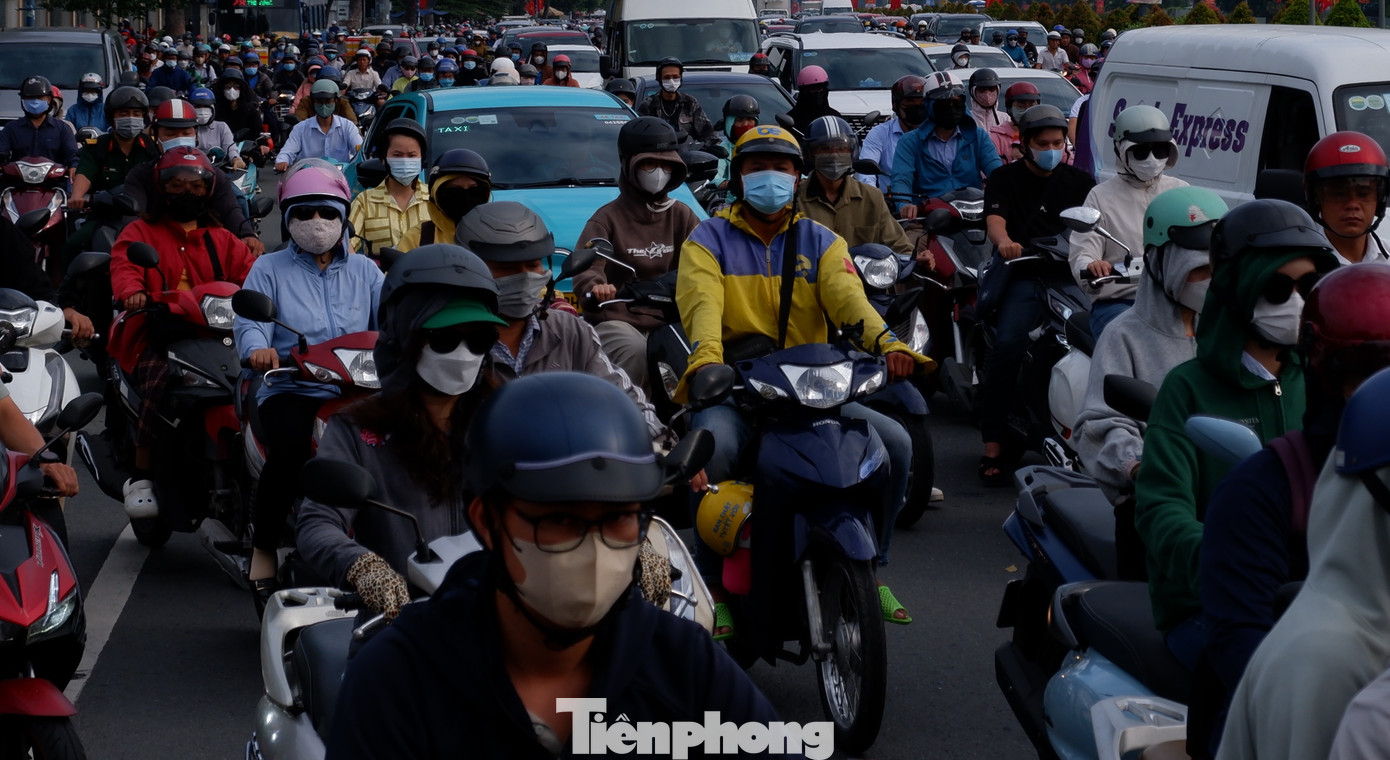 Đường Trường Chinh tấp nập người xe di chuyển trong giờ cao điểm sáng. Đường Trường Chinh tấp nập người xe di chuyển trong giờ cao điểm sáng.