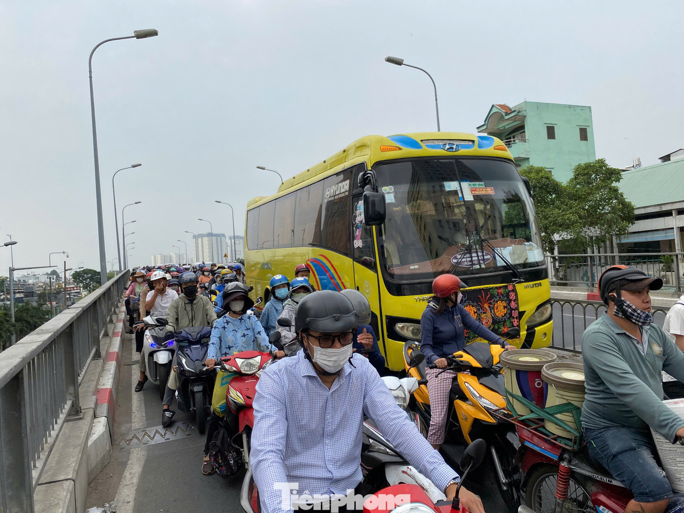Dòng phương tiện nhích từng chút qua cầu chữ Y để vào trung tâm TPHCM. Dòng phương tiện nhích từng chút qua cầu chữ Y để vào trung tâm TPHCM.