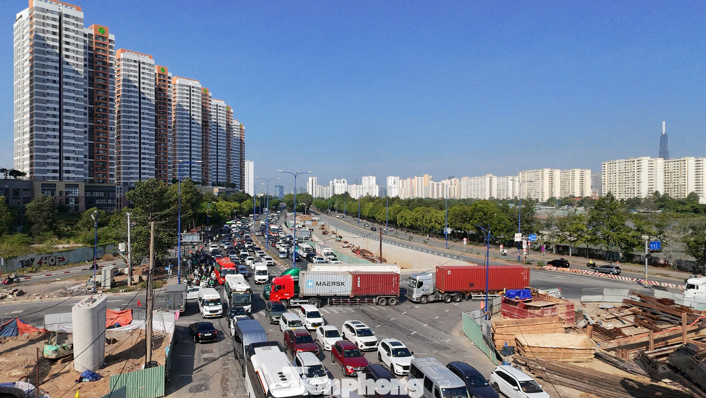 Theo ghi nhận của PV Tiền Phong, từ khoảng 8 giờ sáng 5/4, nhiều tuyến đường khu vực ở cửa ngõ phía Đông TPHCM - lối vào cao tốc TPHCM - Long Thành - Dầu Giây luôn trong cảnh đông đúc phương tiện. Theo ghi nhận của PV Tiền Phong, từ khoảng 8 giờ sáng 5/4, nhiều tuyến đường khu vực ở cửa ngõ phía Đông TPHCM - lối vào cao tốc TPHCM - Long Thành - Dầu Giây luôn trong cảnh đông đúc phương tiện.