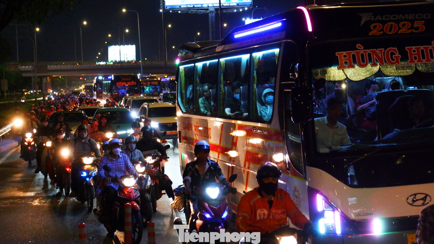 Người, xe &quot;chen chân&quot; trên đường Lê Khả Phiêu (quốc lộ 1) vào chiều tối ngày 4/4.
