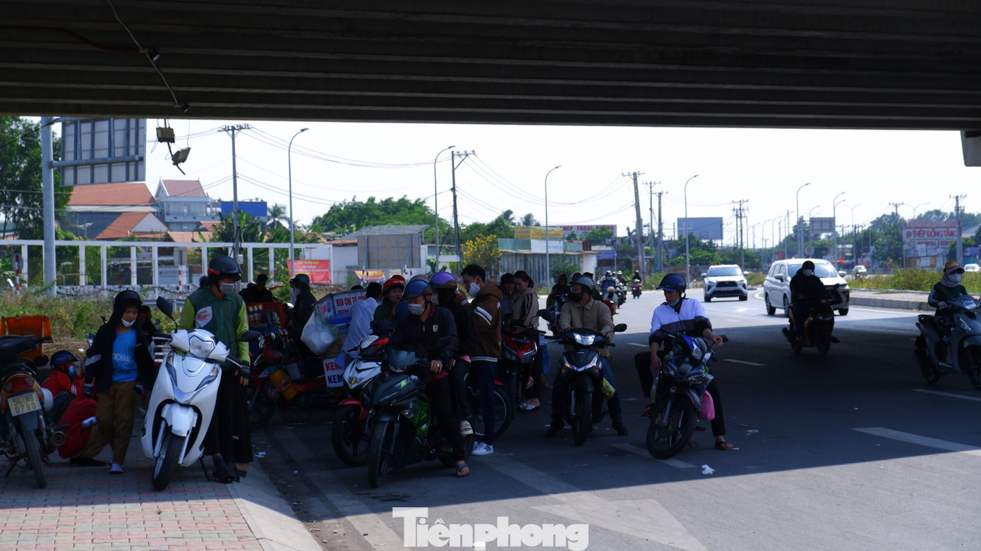 Chia sẻ với PV, anh Lê Phước An (quê Tiền Giang) cho biết: &quot;Sau kỳ nghỉ, chiều nay tôi trở lại TPHCM để ngày mai đi làm trở lại. Nắng quá gay gắt khiến tôi phải nhiều lần dừng chân để nghỉ ngơi và uống nước. Giao thông chiều nay có đông đúc nhưng đoạn đường tôi đi qua chưa xảy ra kẹt xe&quot;.