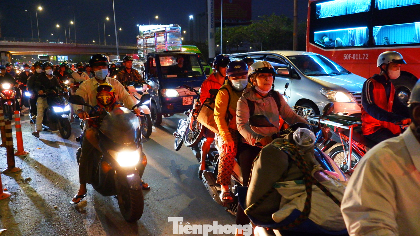 Chia sẻ với PV, anh Trần Công Minh (quê Tiền Giang) cho biết: &quot;Dịp lễ này, công ty tôi cho nhân viên nghỉ ngày thứ bảy. Do đó, khi làm xong vào chiều nay, tôi tranh thủ đi xe máy để về quê nghỉ lễ. Khi đến gần khu vực An Lạc thì thấy xe đông đúc, các xe đều phải di chuyển chậm. Khu vực này hay ùn tắc do phía trước mặt đường nhỏ, tạo thành nút thắt cổ chai&quot;.