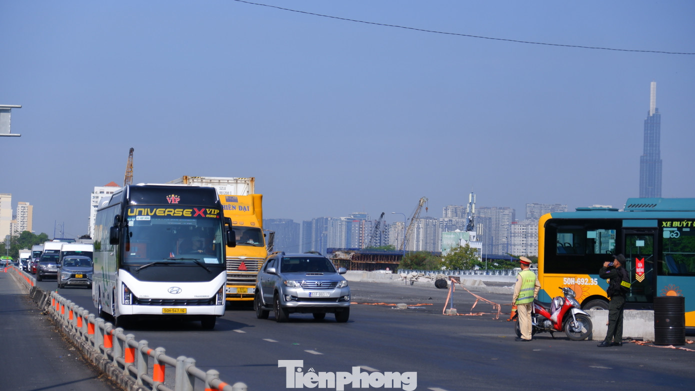 Theo ghi nhận của PV, trong buổi sáng 5/4, lực lượng chức năng phải túc trực ở lối vào cao tốc TPHCM - Long Thành - Dầu Giây để điều tiết giao thông. Theo ghi nhận của PV, trong buổi sáng 5/4, lực lượng chức năng phải túc trực ở lối vào cao tốc TPHCM - Long Thành - Dầu Giây để điều tiết giao thông.