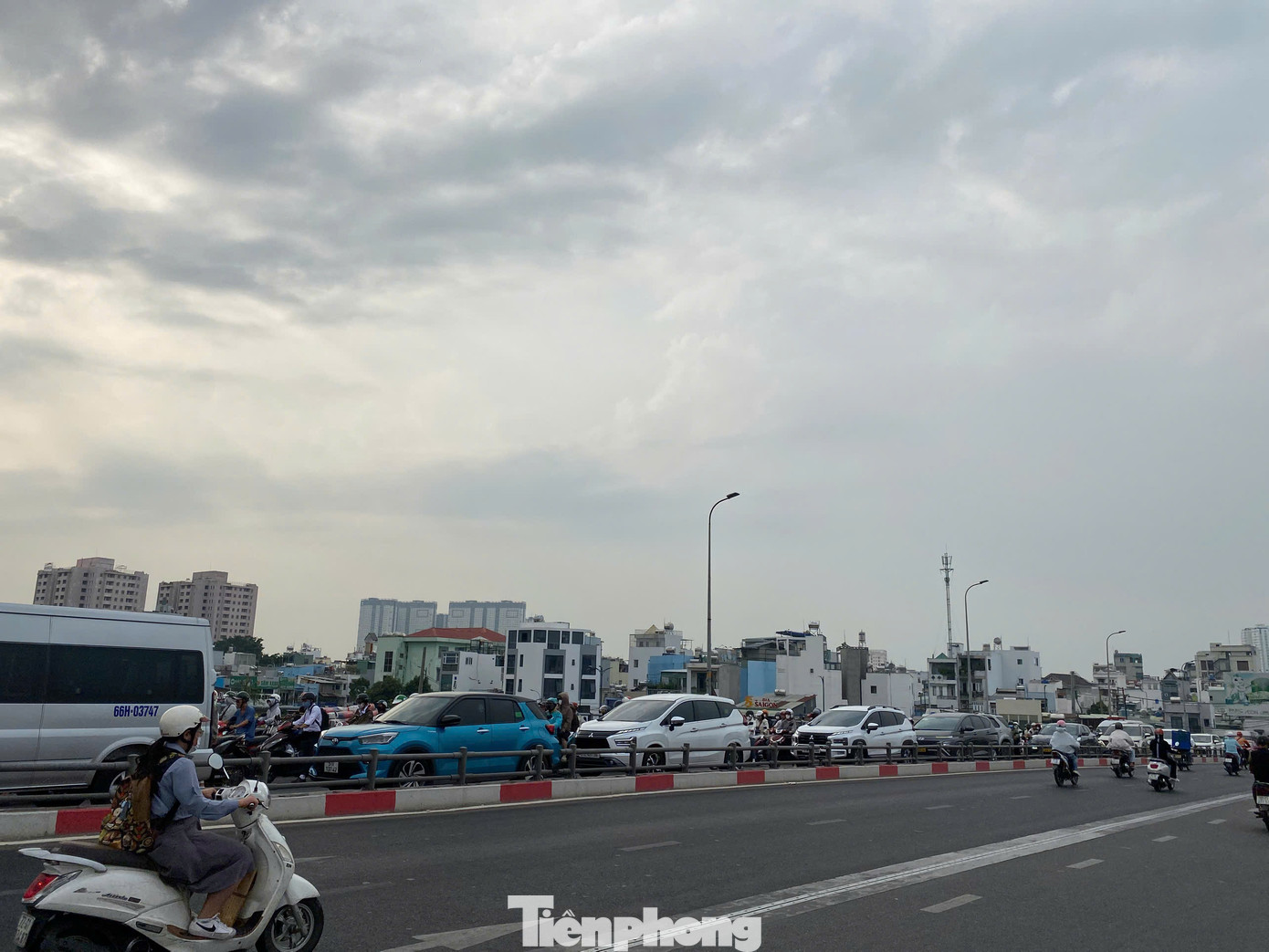 Dòng phương tiện nối đuôi di chuyển chậm qua cầu Nguyễn Tri Phương (hướng từ quận 8 sang quận 5) để vào trung tâm thành phố. Dòng phương tiện nối đuôi di chuyển chậm qua cầu Nguyễn Tri Phương (hướng từ quận 8 sang quận 5) để vào trung tâm thành phố.