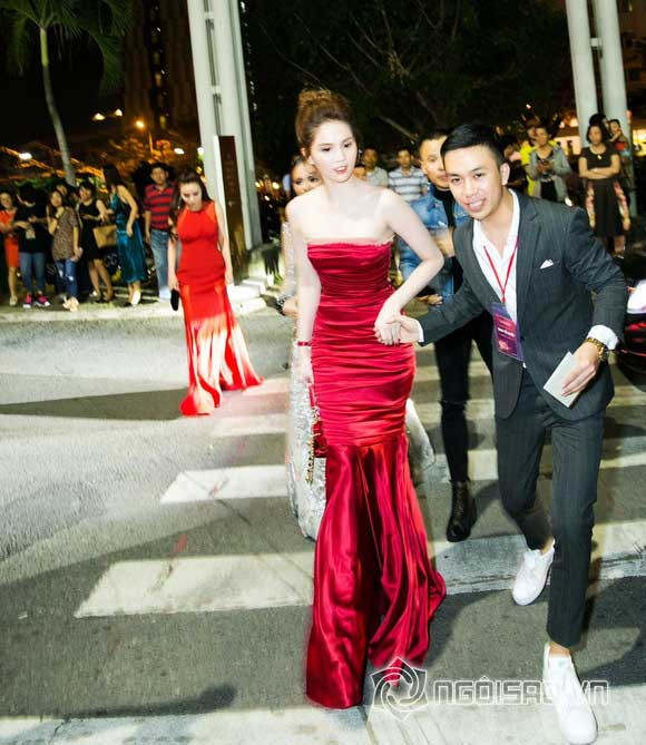 Lộng lẫy với set đồ hơn 200 triệu, Ngọc Trinh phô diễn vóc dáng ngọc ngà ảnh 2