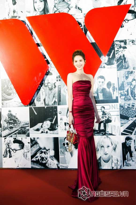 Lộng lẫy với set đồ hơn 200 triệu, Ngọc Trinh phô diễn vóc dáng ngọc ngà ảnh 5