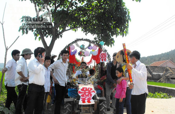 Rất nhiều người dân tập trung theo dõi đám cưới, ai cũng nở nụ cười khi nhìn thấy đoàn xe dâu lạ