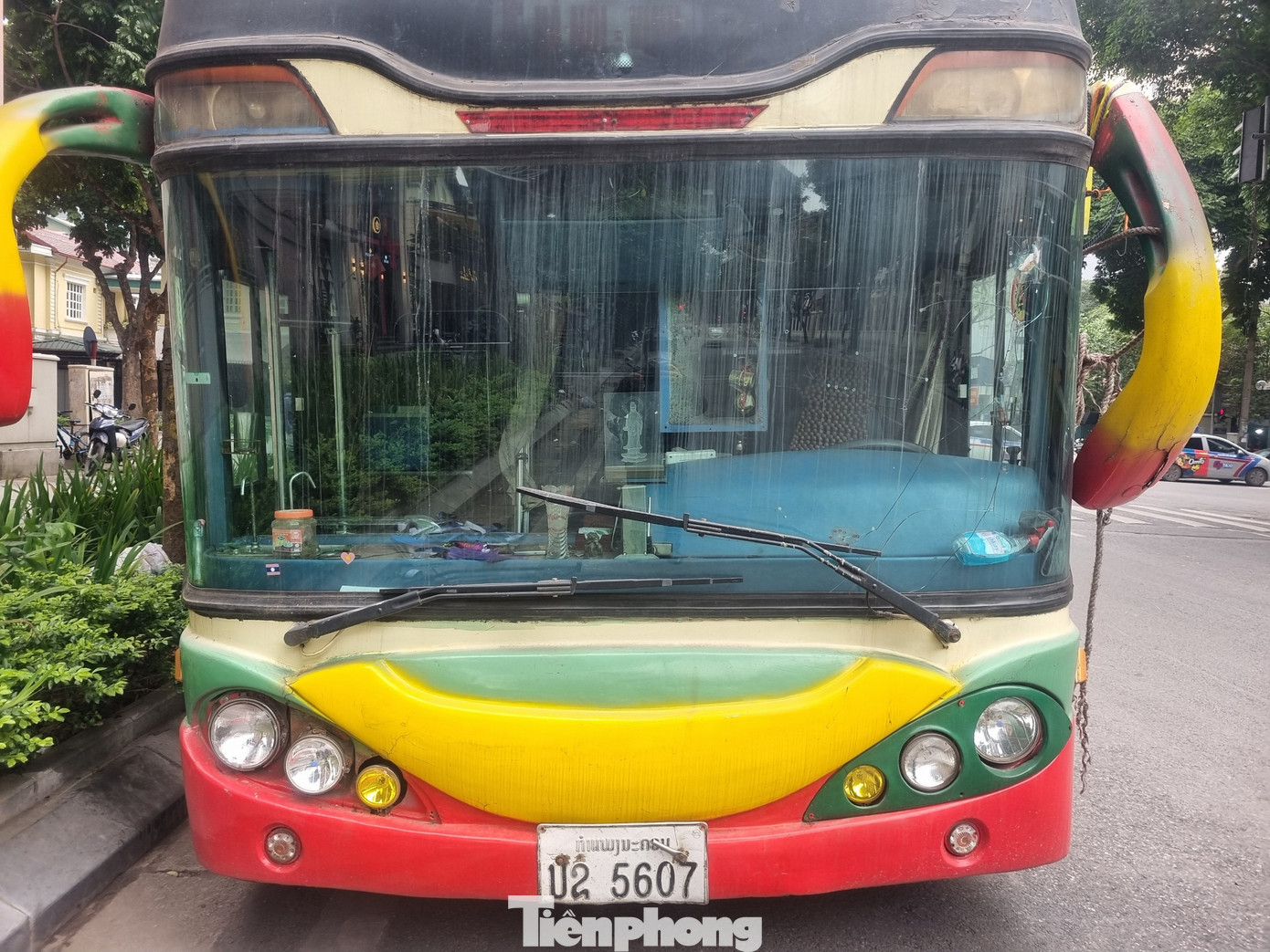 Chiếc xe mang biển kiểm soát Lào. Chiếc xe mang biển kiểm soát Lào.