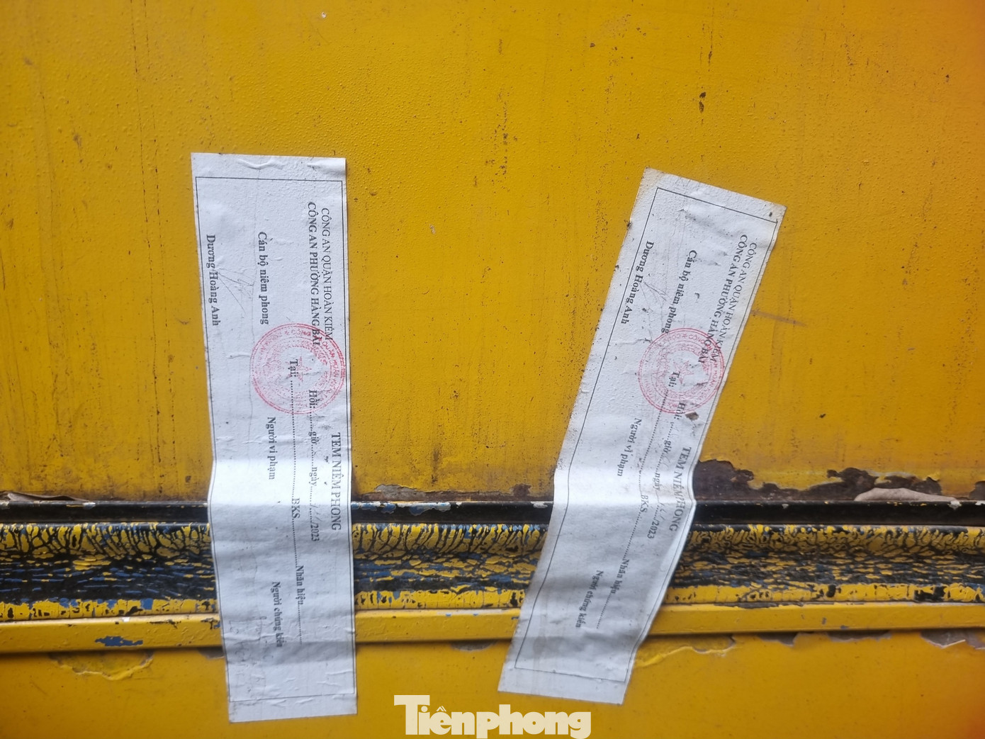 Trên xe được dán tem niêm phong của Công an phường Hàng Bài.