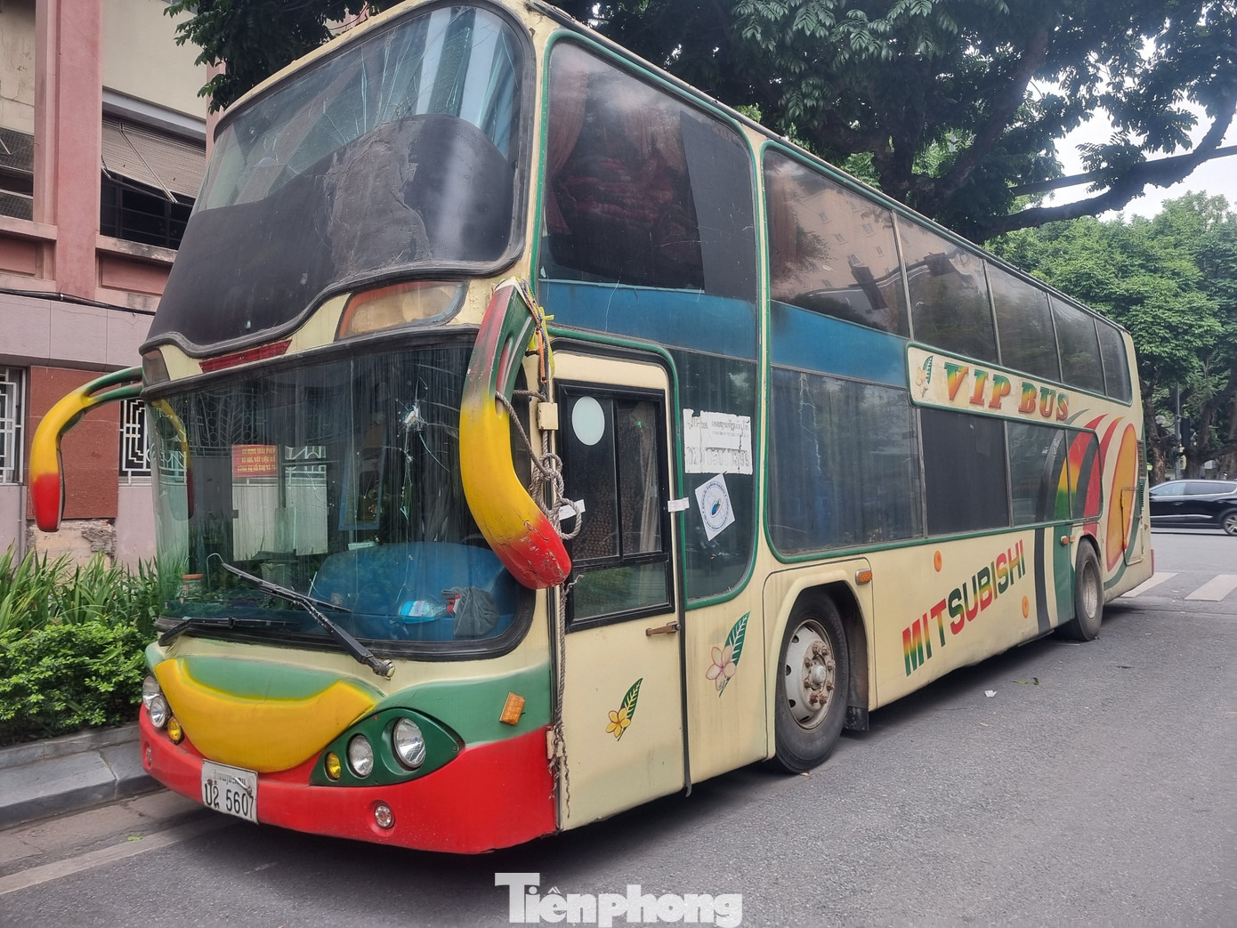 Chiếc xe quá lớn, đỗ trên phố ảnh hưởng đến an toàn giao thông.