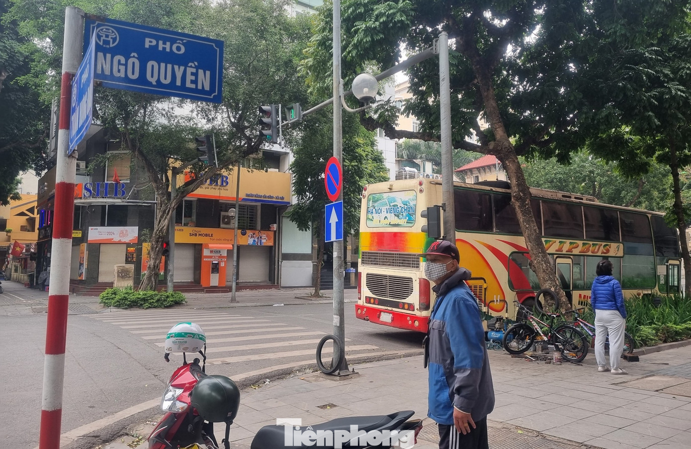 Chiếc xe đậu ở ngã tư Trần Hưng Đạo - Ngô Quyền. Chiếc xe đậu ở ngã tư Trần Hưng Đạo - Ngô Quyền.