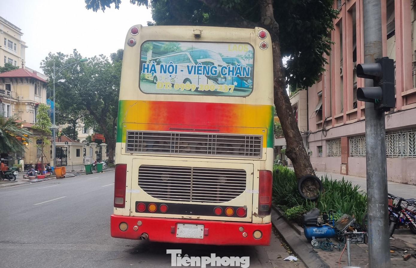 Xe khách này chạy tuyến Hà Nội - Viêng Chăn.