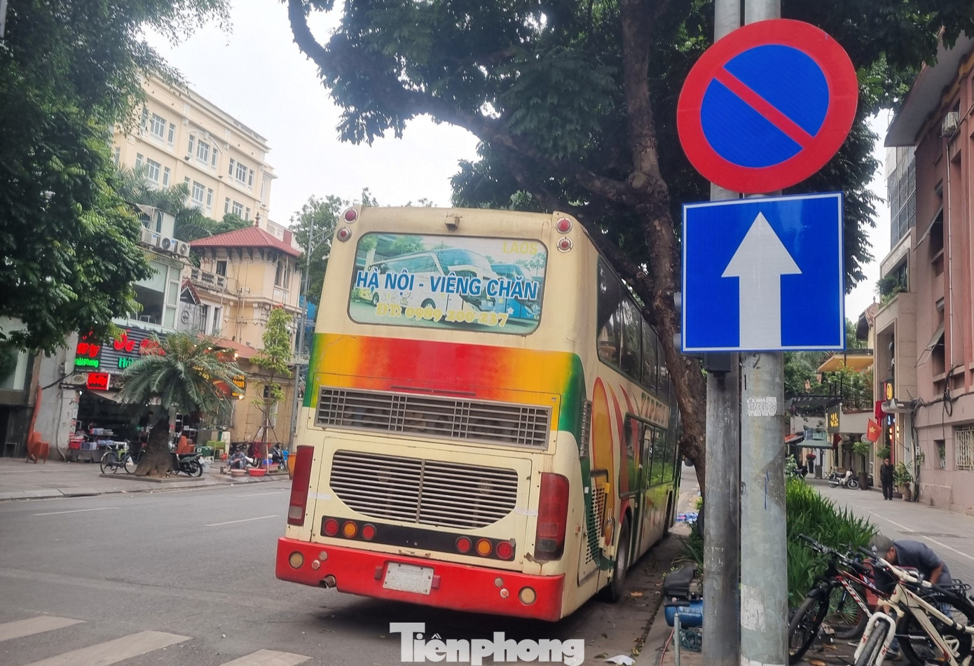 Chiếc xe đỗ ngay sau biển cấm đỗ xe. Chiếc xe đỗ ngay sau biển cấm đỗ xe.