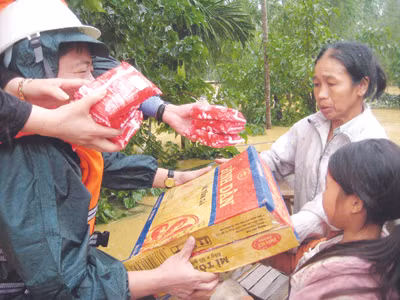 Lũ vây bọc, bà Nguyễn Thị Lệ và con gái (thôn 5, Phương Mỹ, Hương Khê, Hà Tĩnh) phải nhờ đến hàng cứu trợ để cầm cự chờ nước rút. Ảnh: Minh Thùy