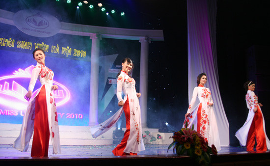 Tha thướt trong trang phục áo dài