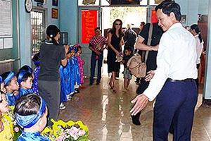 Angelina và con trai Maddox trong ngày đến Tam Bình đón bé Phạm Quang Sáng. Ảnh: T.T.