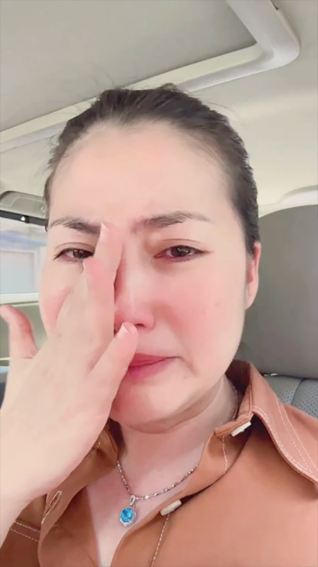 Diễn viên Ngọc Lan livestream khóc chia sẻ lỗi sai khi mua bảo hiểm nhân thọ. Diễn viên Ngọc Lan livestream khóc chia sẻ lỗi sai khi mua bảo hiểm nhân thọ.