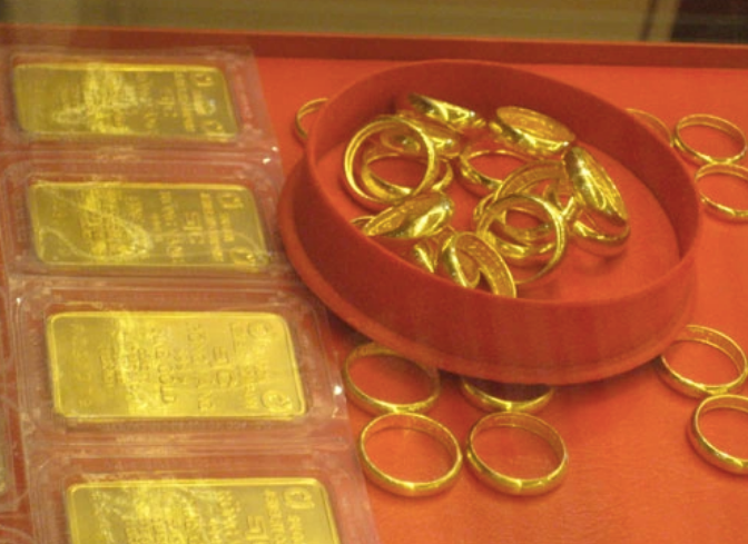 Giá nhẫn tròn trơn lao dốc, vàng SJC trụ vững trên đỉnh. (Ảnh minh họa: ST).