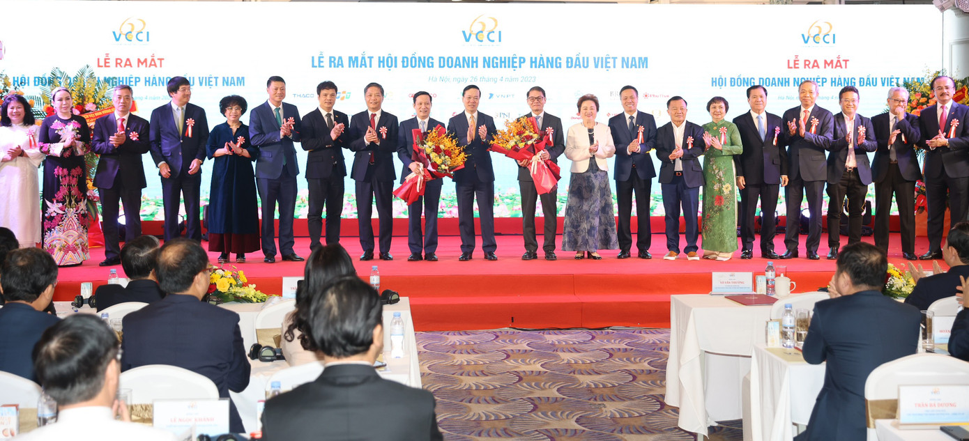 Chủ tịch nước Võ Văn Thưởng và lãnh đạo Đảng, Nhà nước tặng hoa cho Hội đồng doanh nghiệp hàng đầu Việt Nam trong lễ ra mắt (ảnh: Như Ý). Chủ tịch nước Võ Văn Thưởng và lãnh đạo Đảng, Nhà nước tặng hoa cho Hội đồng doanh nghiệp hàng đầu Việt Nam trong lễ ra mắt (ảnh: Như Ý).