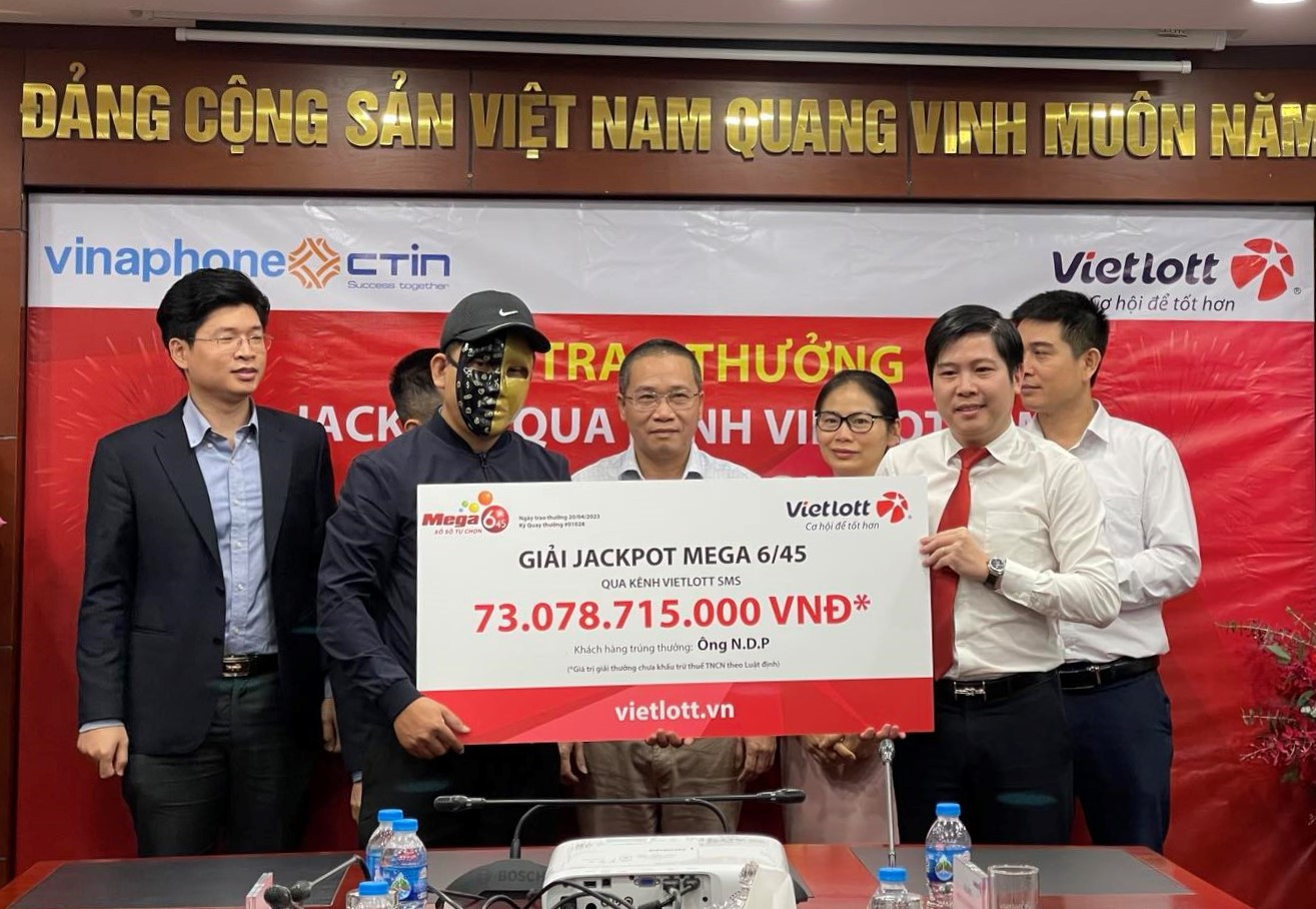 Ông N.D.P nhận giải thưởng Jackpot 73 tỷ đồng (ảnh: Vietlott). Ông N.D.P nhận giải thưởng Jackpot 73 tỷ đồng (ảnh: Vietlott).