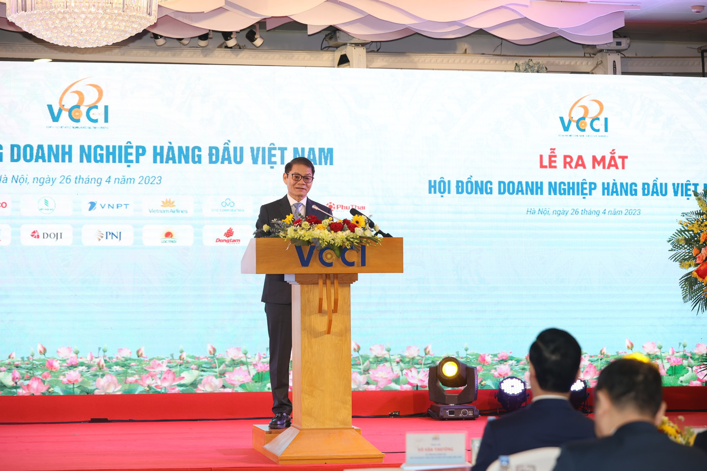 Ông Trần Bá Dương hứa luôn đoàn kết, nỗ lực hết sức mình vì sự phát triển vững mạnh của cộng đồng doanh nghiệp Việt Nam (ảnh: Như Ý). Ông Trần Bá Dương hứa luôn đoàn kết, nỗ lực hết sức mình vì sự phát triển vững mạnh của cộng đồng doanh nghiệp Việt Nam (ảnh: Như Ý).