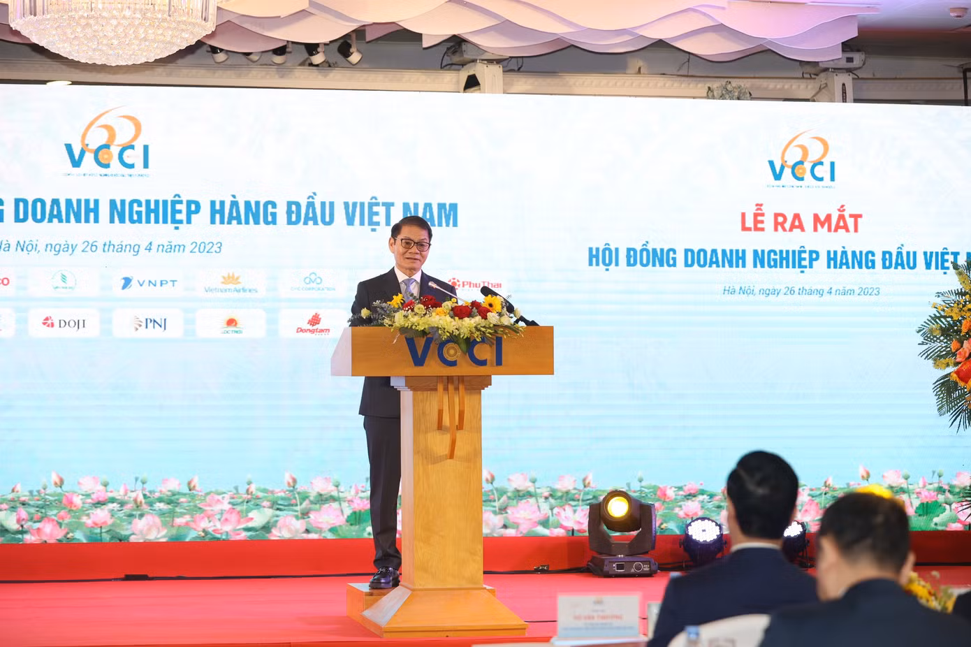Ông Trần Bá Dương hứa luôn đoàn kết, nỗ lực hết sức mình vì sự phát triển vững mạnh của cộng đồng doanh nghiệp Việt Nam (ảnh: Như Ý). Ông Trần Bá Dương hứa luôn đoàn kết, nỗ lực hết sức mình vì sự phát triển vững mạnh của cộng đồng doanh nghiệp Việt Nam (ảnh: Như Ý).