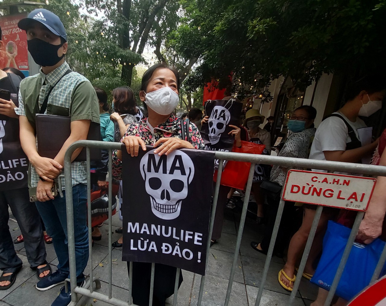 Khách hàng mua bảo hiểm nhân thọ căng băng rôn yêu cầu hủy hợp đồng do đại lý bảo hiểm tư vấn sai.