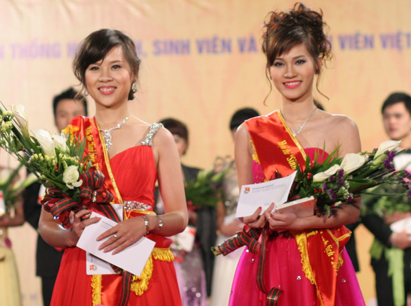 Hai nữ thí sinh đạt giải Nhì: Thiên Trang - ĐH Dược(trái ảnh) và Như Trang - CĐ Sư phạm HN (phải ảnh)