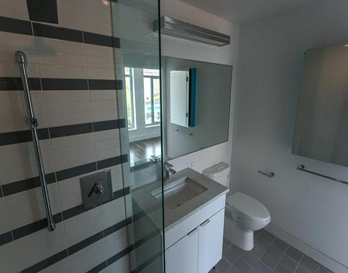 Capoccia kể lại, vào năm 2000, ông có gặp một người đang thuê nhà ở Mars Bar. Người này cho biết, chính quyền thành phố đã gửi thư đề cập tới việc phá bỏ khu nhà