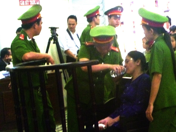 Tiếp nước cho bị cáo. Tiếp nước cho bị cáo