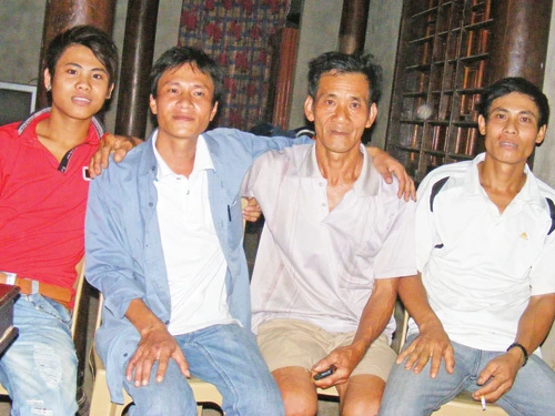 Sau 6 ngày cận kề cái chết, Nguyễn Văn Tuấn (bìa trái) đã về nhà