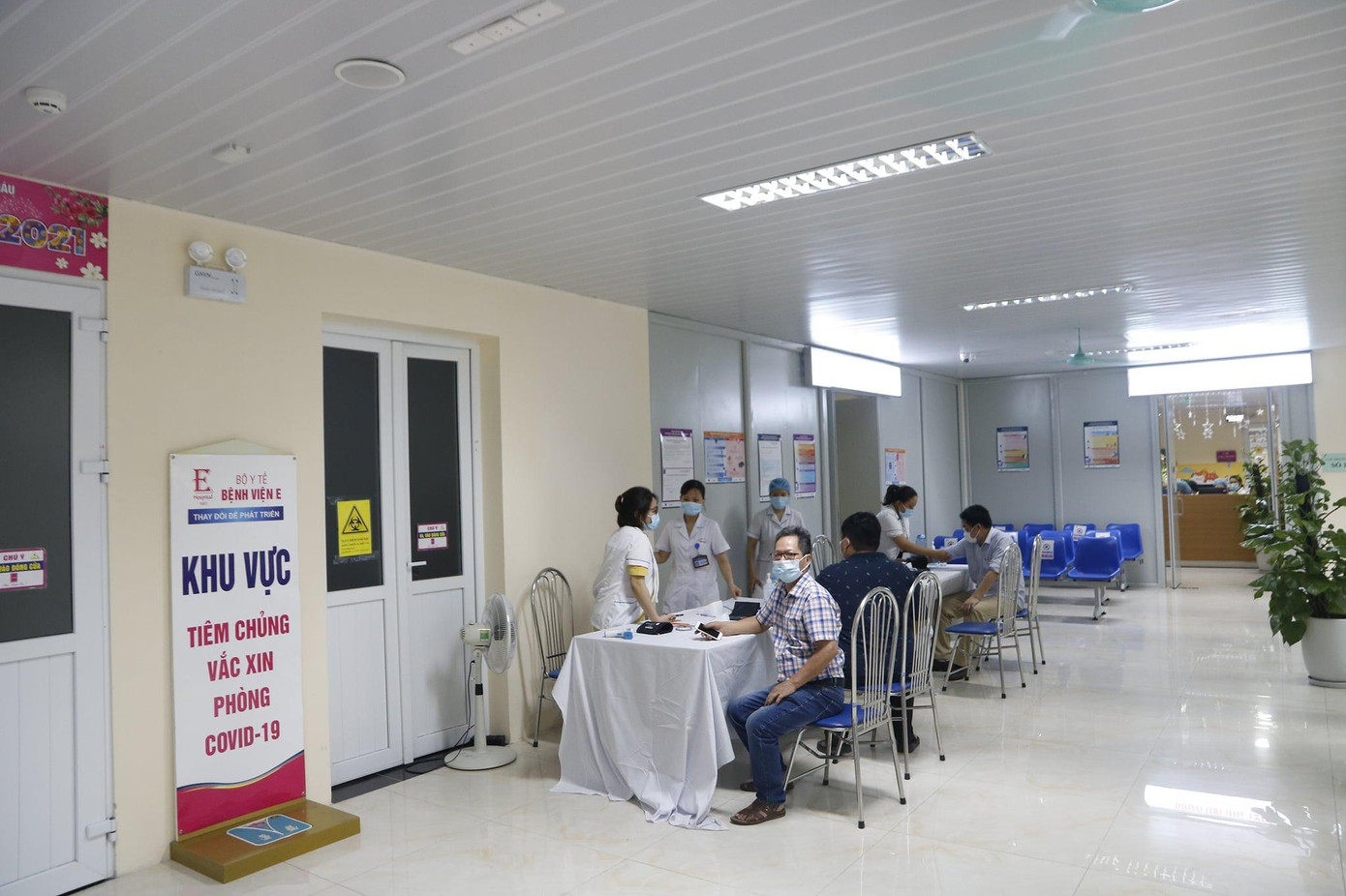 Tiêm vắc xin phòng COVID-19 cho cán bộ, nhân viên y tế tại Bệnh viện E Trung ương. Ảnh: Mai Thanh Tiêm vắc xin phòng COVID-19 cho cán bộ, nhân viên y tế tại Bệnh viện E Trung ương. Ảnh: Mai Thanh