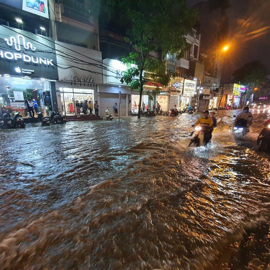 Tuyến đường Cầu Giấy chỉ ít phút mưa đã ngập băng, nhiều đoạn ngập sâu cả bánh xe khiến việc lưu thông trên đường của người dân gặp khá nhiều khó khăn. Ảnh: Lộc Liên