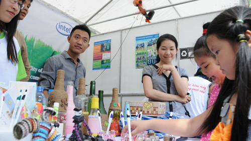 Các loại chai, lọ, chuột vi tính... được khoác lên mình một lớp áo mới để trở thành những tác phẩm nghệ thuật xinh xắn, thu hút các em thiếu nhi tại ngày hội. Ảnh: Minh Đức. Các loại chai, lọ, chuột vi tính... được khoác lên mình một lớp áo mới để trở thành những tác phẩm nghệ thuật xinh xắn, thu hút các em thiếu nhi tại ngày hội. Ảnh: Minh Đức