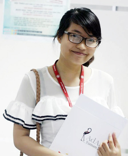 Xót xa cho các tiểu thương bị hỏa hoạn thiêu rụi hàng hóa, Việt Hà, sinh viên Đại học Ngoại thương Hà Nội còn lo cho các lao động của chợ bị mất việc làm. Nữ sinh này cũng tiếc hùi hụi khi mất một địa điểm mua sắm thú vị, hợp túi tiền eo hẹp của mình. Ảnh: NVCC