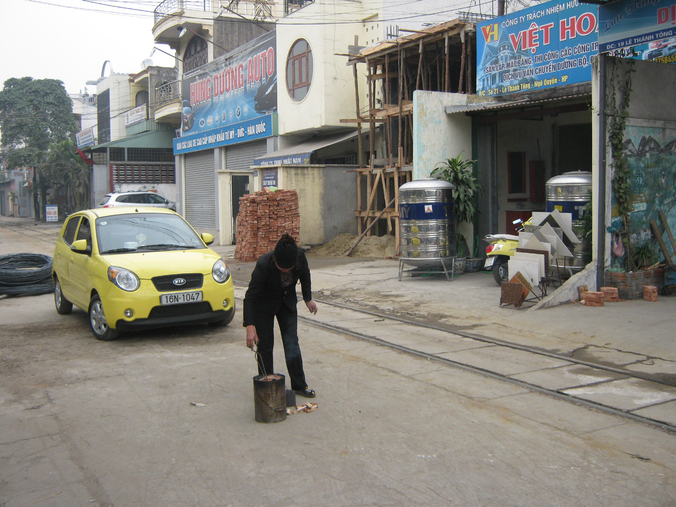 Đường sắt chạy trên vỉa hè sát nhà dân