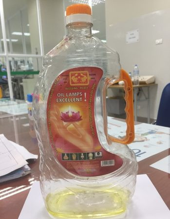 Uống nhầm chai dầu, bé 14 tháng nguy kịch phải cấp cứu ảnh 1