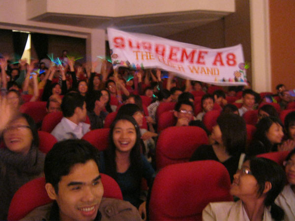 Đông đảo các bạn sinh viên có mặt để cổ vũ cho các đội chơi