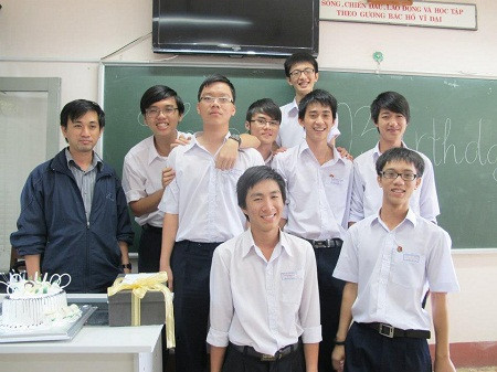 Hoài Sơn (thứ 3 tính từ bìa trái) cùng thầy giáo chủ nhiệm Nguyễn Văn Quang (mặc áo ấm đen) và các bạn trong lớp