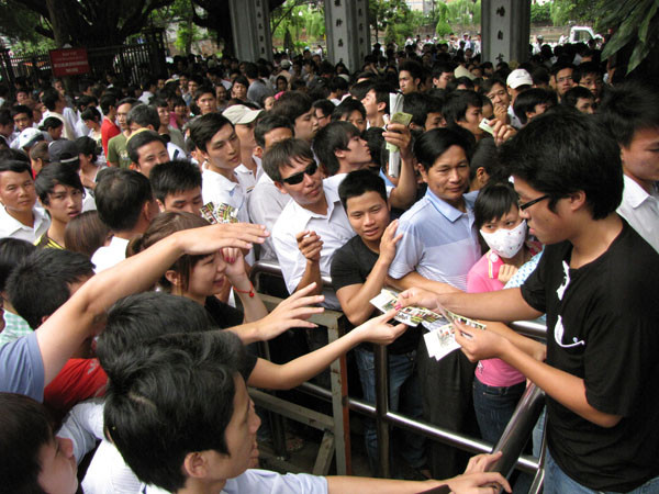 Nhiều thanh niên tốt bụng mua vé hộ các sĩ tử. Ảnh: Trường Phong