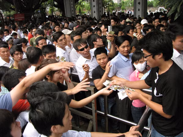 Nhiều thanh niên tốt bụng mua vé hộ các sĩ tử. Ảnh: Trường Phong