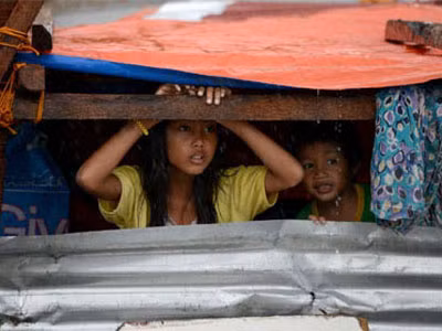 Nhiều trẻ em nằm trong số hàng trăm nghìn dân Tacloban đang cần được cứu trợ khẩn cấp sau bão Haiyan. . Nhiều trẻ em nằm trong số hàng trăm nghìn dân Tacloban đang cần được cứu trợ khẩn cấp sau bão Haiyan.