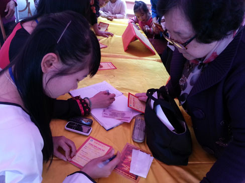 Nhiều người ghi tên vào sổ công đức. Nhiều người ghi tên vào sổ công đức