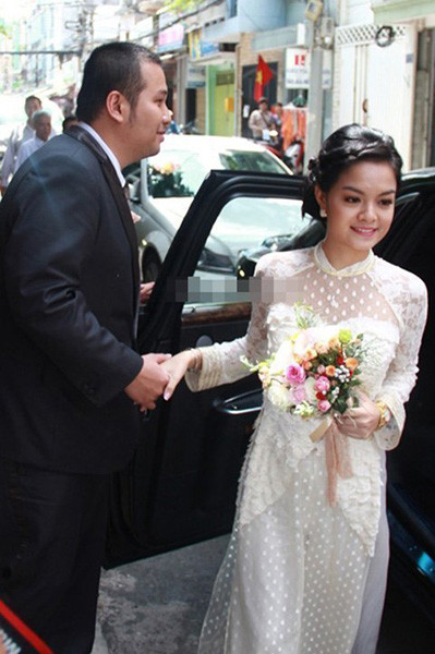 Chú rể mở cửa, đón cô dâu ra ngoài . Chú rể mở cửa, đón cô dâu ra ngoài