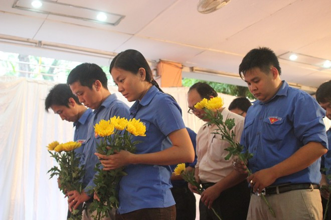  Nghiêng mình kính cẩn trước di ảnh của Đại tướng 