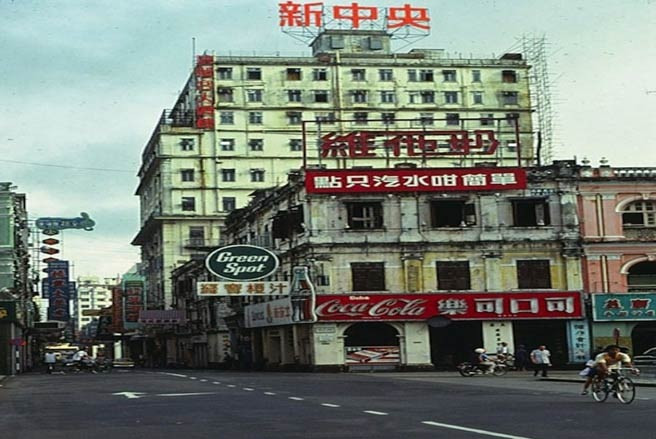 Một hình ảnh khác của khu Avenida de Almeida Ribeiro ở quảng trường Largo do Senado/Senado. Ảnh: Leroy W. Demery Jr./ SAI