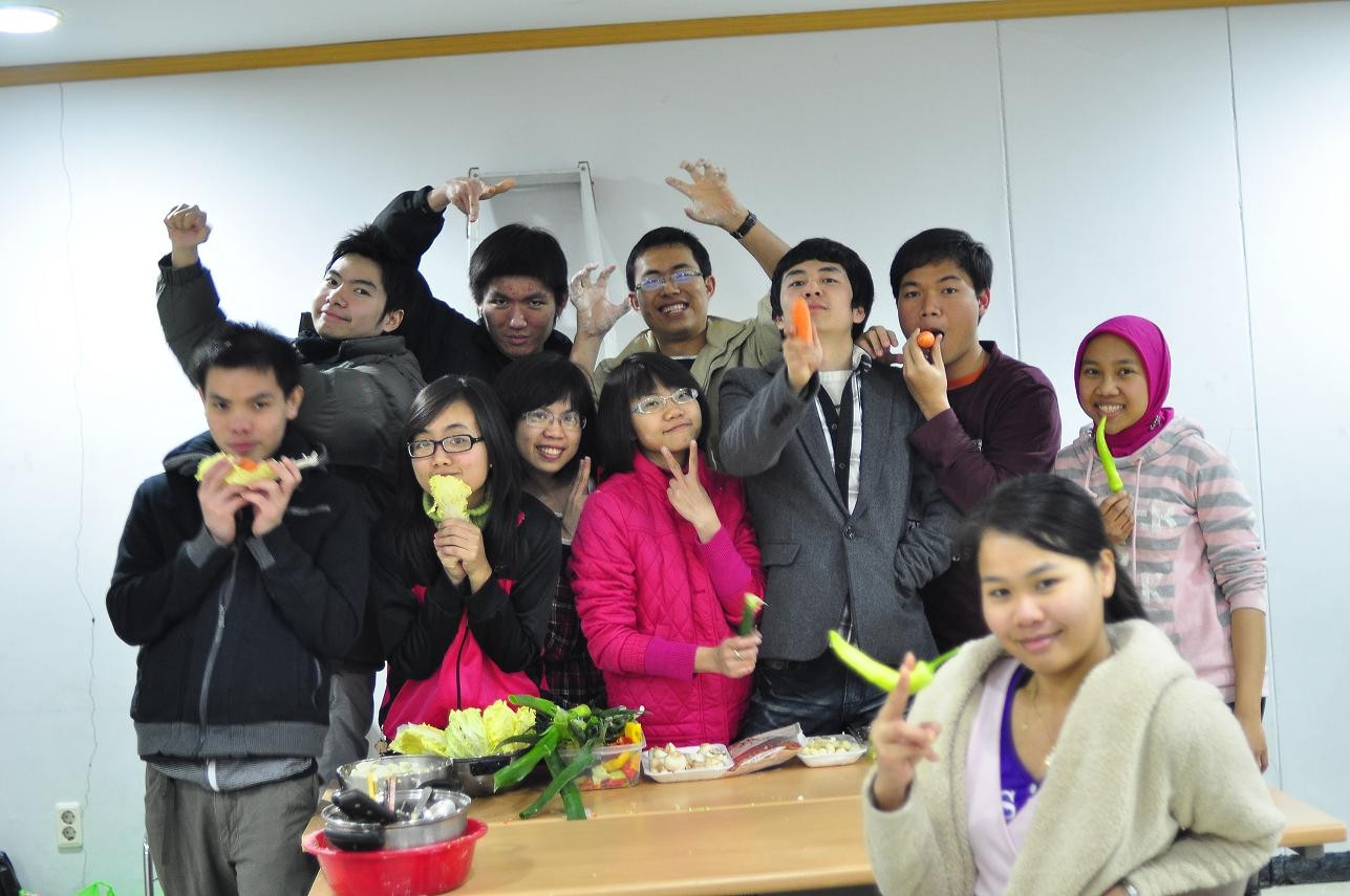 Các bạn bè tề tựu chuẩn bị cho đêm giao thừa và đón năm mới